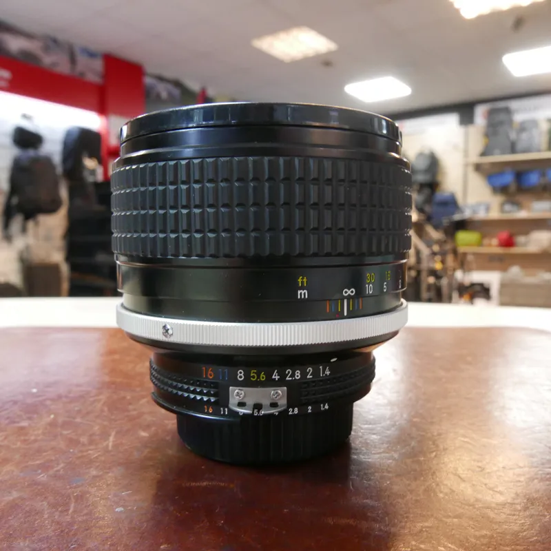 Ai Nikkor 85mm f1.4S Nikon マニュアルフォーカス Ai Nikkor 85mm f1.4S Nikon マニュアルフォーカス