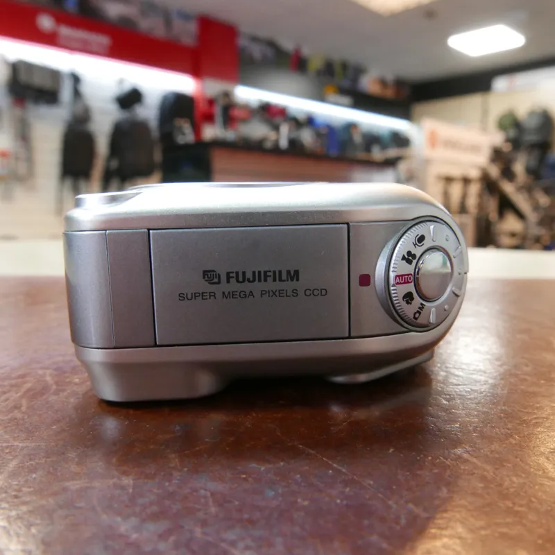 Used Fuji Finepix F601 Zoom Digital Compact - 12 Months Warranty-4