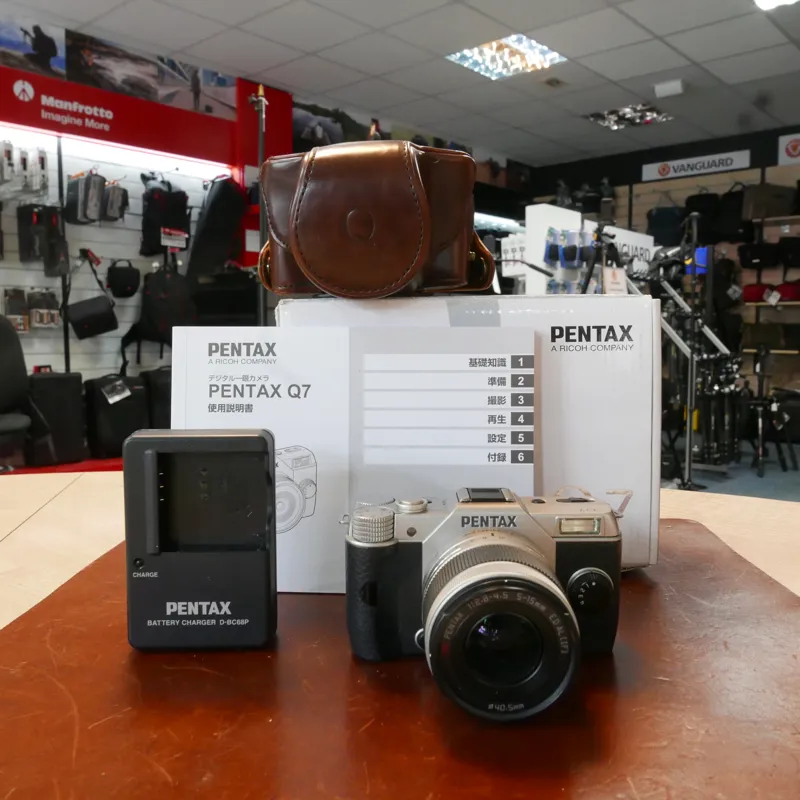 Used Pentax Q7 Silver with 02 5-15mm Lens - 13659 actuations- 1 YEAR GTEE
